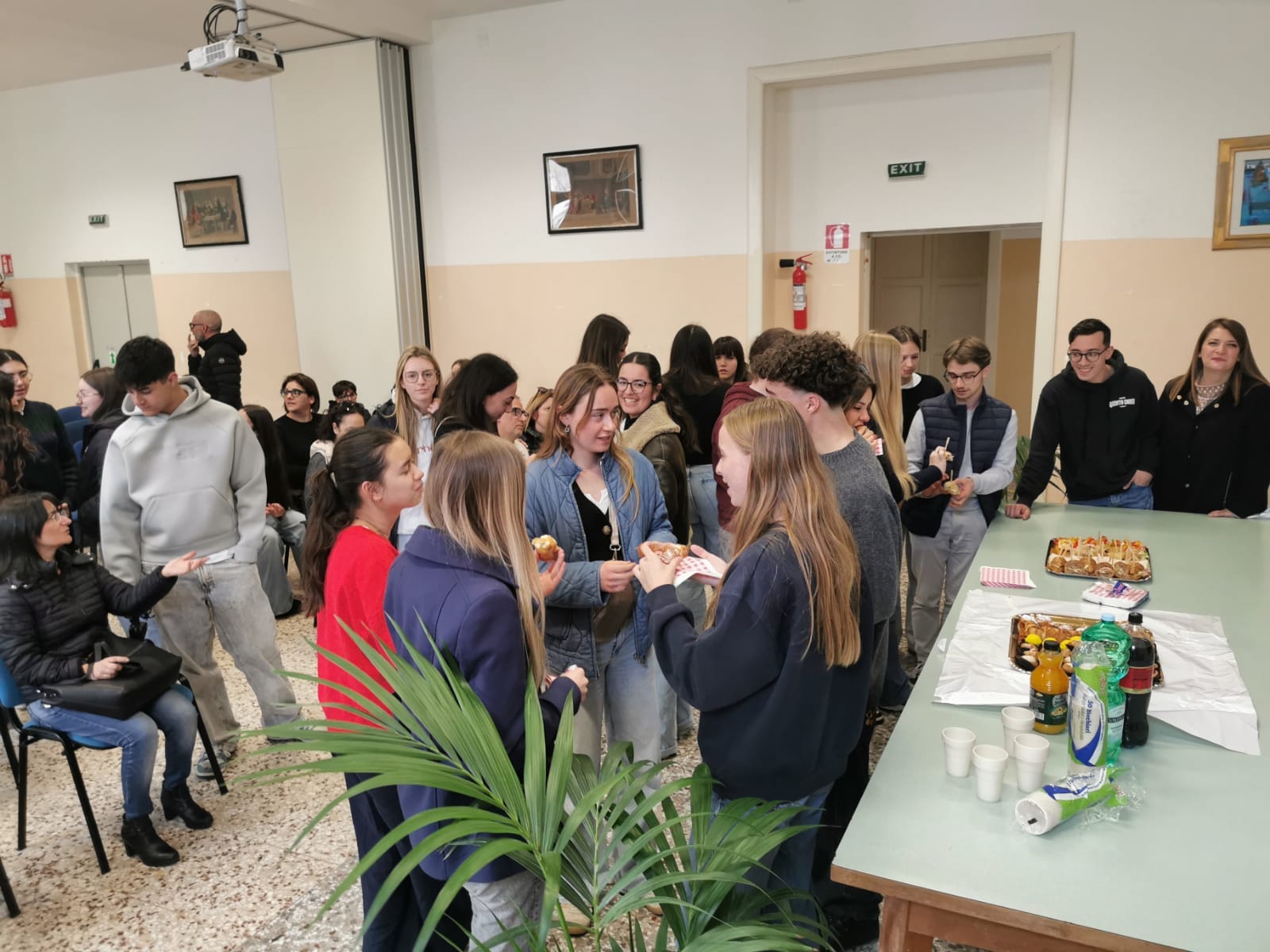 La Dirigente Novella Pepe del Liceo Quinto Ennio accoglie gli studenti francesi e le famiglie italiane che li ospiteranno